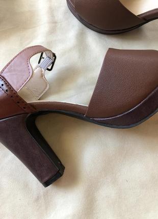 Шикарные коричневые туфли , босоножки на толстом каблуке  35 размер3 фото