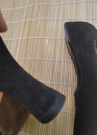 Фирменные замшевые туфли на устойчивом каблуке9 фото