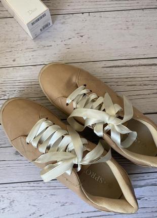 Кеди кольору нюд