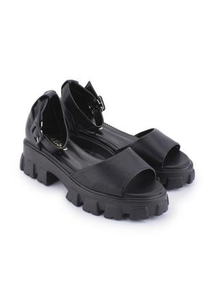 Босоніжки на тракторній платформі