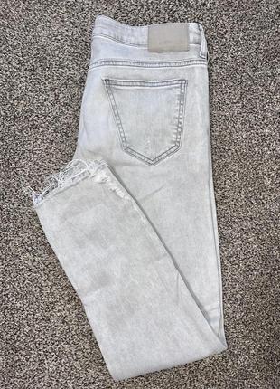 Светло серые джинсы от zara джинсы с необработанным краем