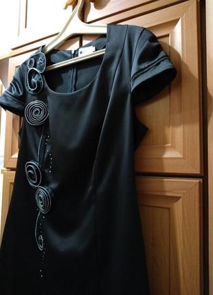;черное короткое маленькое платье из атласа5 фото