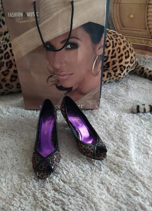 Шикарні туфлі з леопардовим принтом2 фото