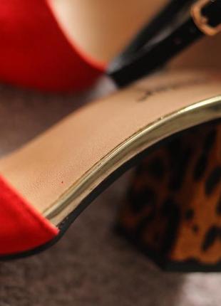 Босоножки женские красные на леопардовом каблуке 36-414 фото
