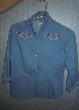 Джинсова сорочка з квітковою вишивкою