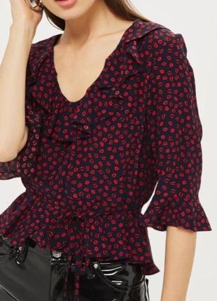 Коротка блуза topshop чорна з червоними губами-поцілунками/летить топ з рюшами воланами