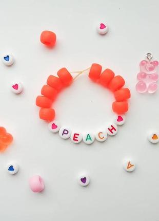 Оранжевый браслетик с надписью "peach" (персик)1 фото