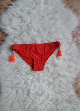 Красные плавки с кольцами и кисточками
