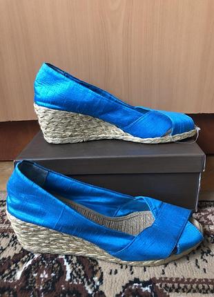 Туфлі, босоніжки