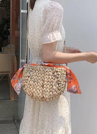 Плетена сумочка на плече з стрічкою