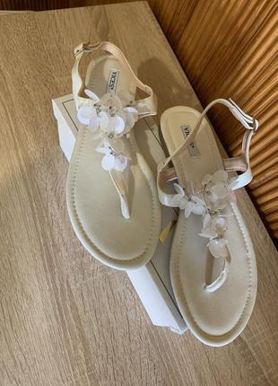 Білі босоніжки.