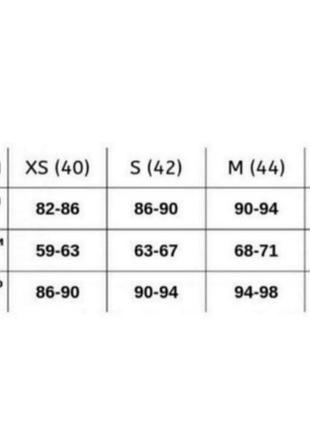 Лаконичное платье на запах, отлично подчеркивает фигуру.