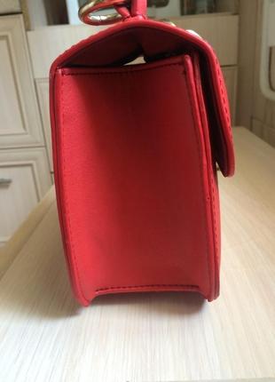 Стильна яскраво червона сумочка клатч на ланцюжку валентино логотипи2 фото