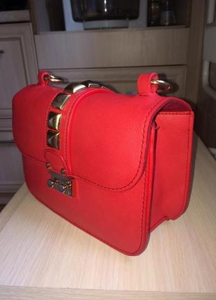 Стильна яскраво червона сумочка клатч на ланцюжку валентино логотипи5 фото