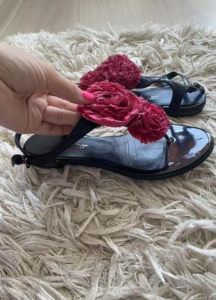 Босоножки с розочками