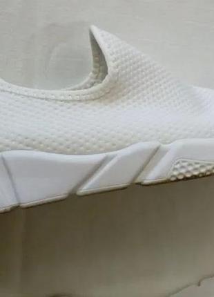 Модні білі кросівки