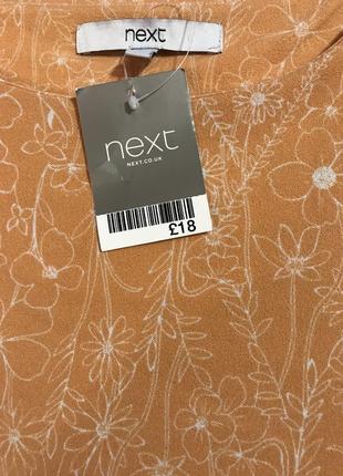 Очень красивый и стильный брендовый топ в цветах.