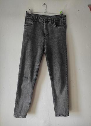 Серые джинсы мом