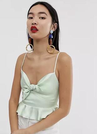 Стильный атласный топ с бантом и воланом на бретельках мятного цвета stradivarius