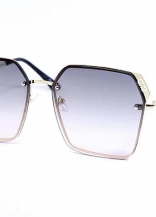 Очки солнцезащитные женские в стильной оправе