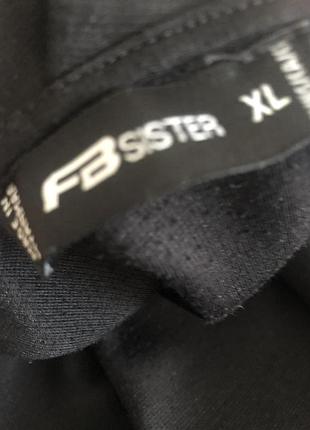 Маленьке чорне плаття з відкритою спиною