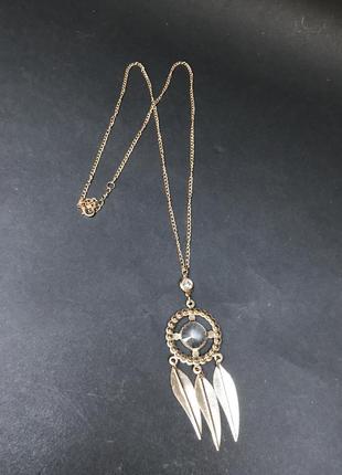 Золотиста ланцюжок з круглим кулоном і пір'їнками