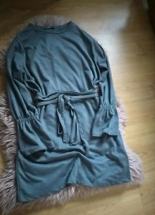 Интересное свободное платье с поясом