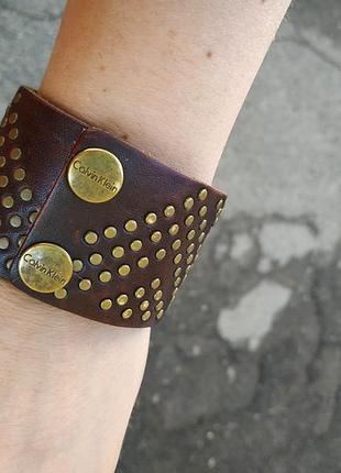 Модный кожаный браслет от calvin klein