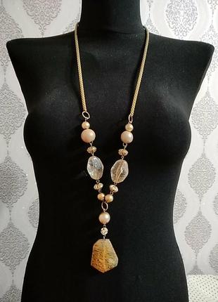 Полая цепочка в бронзовом цвете с бусинамии кулоном из стекла.