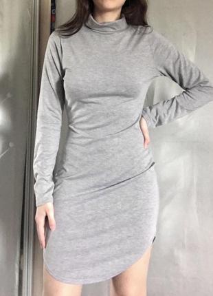 Трикотажна сукня по фігурі сіра з довгим рукавом1 фото