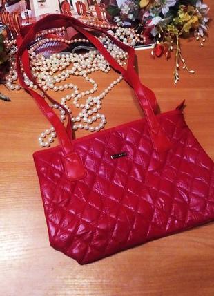 Класна стильно вмістка сумка стьогана яскраво червона красная натуральна мягка шкіра кожа нова бренд