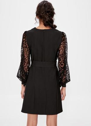 Черное платье с кружевными рукавами10 фото