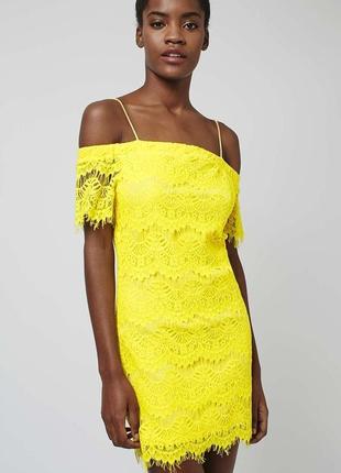 Яскраве мереживна сукня