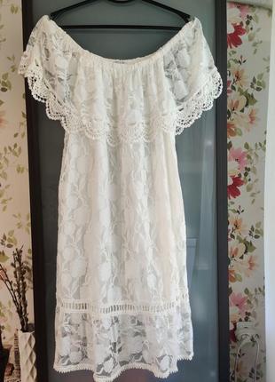 Красиве мереживне плаття
