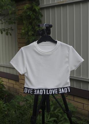 Трендовий кроп-топ дівчинці