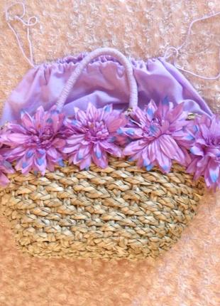 Летняя сумка плетенная из пальмовых листьев с цветами4 фото