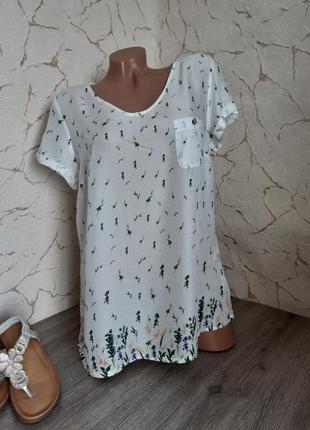 Легка літня блуза фактурної тканини біла з квітковим принтом ,розмір 48