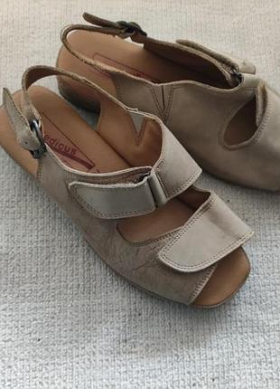 Кожаные босоножки