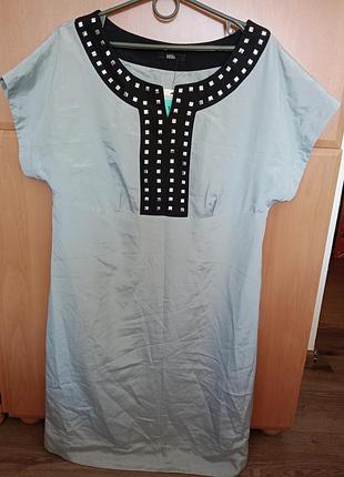 Платье серо-стального цвета с отделкой