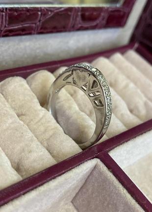 Стильное кольцо с камушками love