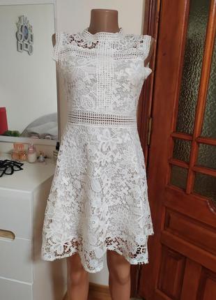 Біле мереживне плаття весільне