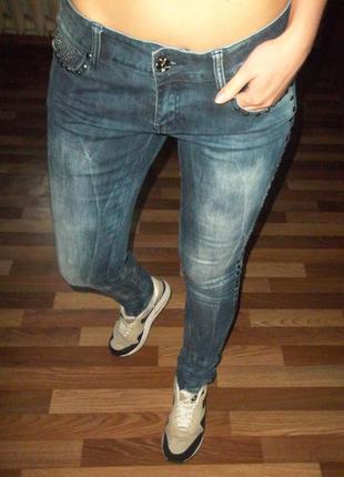 Шикарные джинсы с заклепками