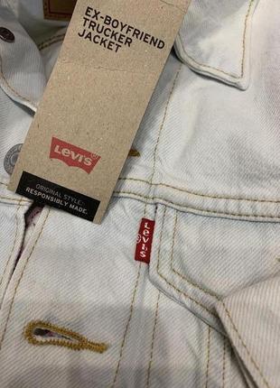 Джинсовая куртка levi's women's ex-boyfriend с красивой вышивкой на спине2 фото