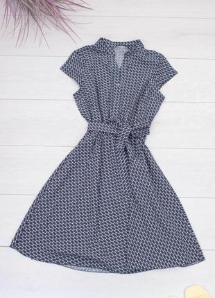 Стильное синее платье с принтом поясом строгое