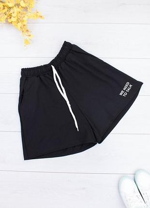 Стильні чорні короткі спортивні шорти з написом вільні