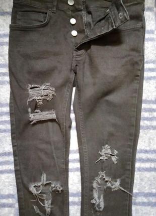 Рваные джинсы цвет черный .