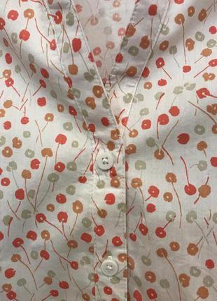 Дуже гарна і стильна брендовий сорочка в квіточках.
