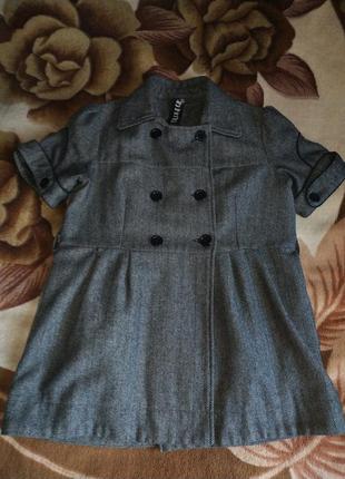 Укороченное пальтишко.
