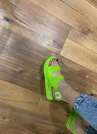 Тренд 2024 зелёные сандали босоножки на лето зелені8 фото