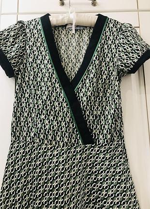 Очень красивое атласное платье red herring /debenhams с принтом7 фото